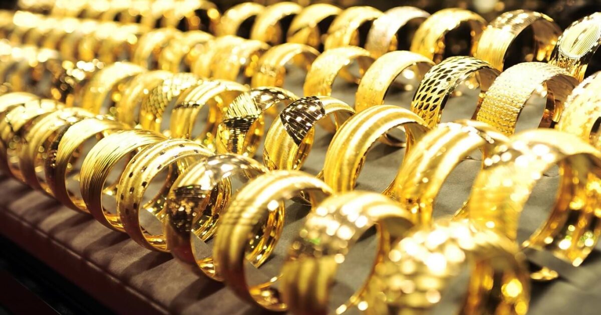 الذهب يهوي إلى أدنى مستوى في سبعة أسابيع.. النفط يعيد مخاوف التضخم والفائدة
