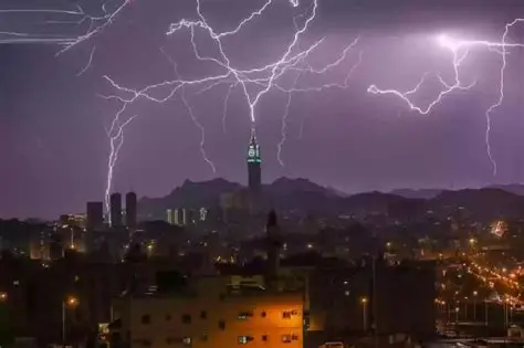 عواصف رعدية تضرب لبنان وأمطار غزيرة وصواعق.. OIP (4)